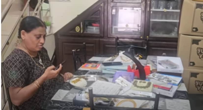  നമുക്ക് ചെയ്യാന്&#x200d; പറ്റുന്നത് ചെയ്യുക, പുറമെ നിന്ന് ഒരാളെയും ഇതിലേക്ക് എടുക്കണ്ടെന്ന് ഡാഡി അന്നു മുതലേ പറയുമായിരുന്നു. നമ്മൾ‌ ഒരുമിച്ചാണ് എല്ലാ കാര്യവും ചെയ്യുന്നത്. ഇതിനു വേണ്ടി പുറത്തു നിന്നും ആരെയും എടുത്തിട്ടില്ല. സമയവും സൗകര്യവും അനുസരിച്ച് ഞങ്ങളാണ് എല്ലാം ചെയ്യുന്നത്. എല്ലാം സെറ്റാക്കുക എന്നത് നല്ല പാടുള്ള കാര്യമാണ്. ഒറ്റ ഇരിപ്പ് ഇരിക്കേണ്ട അവസ്ഥയാണ്. എന്നാലും കുഴപ്പമില്ല,‌ ഇതൊക്കെ ചെയ്ത് കഴിയുമ്പോള്&#x200d; സമാധാനം കിട്ടുമെന്നും അവർ കൂട്ടിച്ചേർത്തു.