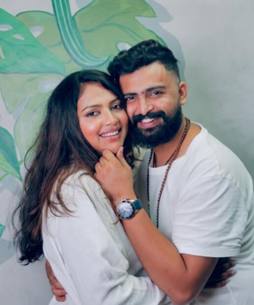  വിവാഹ മോചനത്തിന് ശേഷം പലരുമായി പ്രണയത്തിലായെങ്കിലും അമലയുടെ ജീവിതത്തിലെ ഏറ്റവും വലിയ സൗഭാ​ഗ്യമായ ജ​ഗത് എത്തിയത് 2023-ലായിരുന്നു. ​ഗോവയിൽ വച്ചുള്ള അപ്രതീക്ഷിത കണ്ടുമുട്ടലും പ്രണയത്തിലേക്ക് വഴുതി വീണതിനെ കുറിച്ചും അമല തന്നെ പല അഭിമുഖങ്ങളിൽ പറഞ്ഞിട്ടുണ്ട്. പിന്നാലെ വളരെ വേ​ഗത്തിൽ തന്നെ ജ​ഗത് ദേശായിയുമായി അമല വിവാഹവും കഴിഞ്ഞു. ഇപ്പോൾ ഇരുവർക്കും ഒരു മകനുമുണ്ട്.
