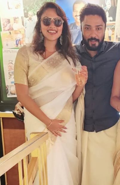  സിനിമാ മോഹം മുതൽ ജ​ഗതുമായുള്ള വിവാഹം വരെ അമലയുടെ ജീവിതത്തിൽ സംഭവിക്കുന്ന സാഹചര്യങ്ങളിൽ കുടുംബത്തിൽ നിന്നും പൂർണ പിന്തുണയൊന്നും ലഭിച്ചിരുന്നില്ല. എന്നാൽ, മാതാപിതാക്കൾ എതിർപ്പ് പ്രകടിപ്പിക്കുമ്പോഴും എപ്പോഴും താങ്ങായി നിന്നത് സ്വന്തം സഹോദരൻ അഭിജിത്തായിരുന്നു. അതുകൊണ്ട് തന്നെ, അമലയ്ക്ക സഹോദരനോട് ഒരു പ്രത്യേക സനേഹമാണുള്ളത്.