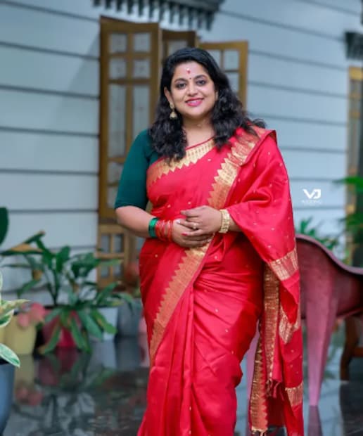  മിനിസ്ക്രീനിലൂടെയും ബി​ഗ്‌സ്ക്രീനിലൂടെയും പ്രേക്ഷകർക്ക് പ്രിയങ്കരിയായ നടിയാണ് വീണ നായർ. ഭർത്താവും കുഞ്ഞുമായി നല്ലൊരു കുടുംബ ജീവിതമാണ് നടി നയിച്ചിരുന്നെങ്കിലും താരത്തിന്റെ ജീവിതത്തിൽ അപ്രതീക്ഷിത സംഭവങ്ങളാണ് കഴിഞ്ഞ കുറച്ചു നാളുകളായി നടക്കുന്നത്. ആർജെ അമാൻ എന്ന് അറിയപ്പെടുന്ന സ്വാതി സുരേഷ് ഭൈമിയായിരുന്നു വീണയുടെ മുൻ ഭർത്താവ്. ഇരുവരും ഇക്കഴിഞ്ഞ ഫെബ്രുവരിയിലാണ് വിവാഹമോചിതരായത്.