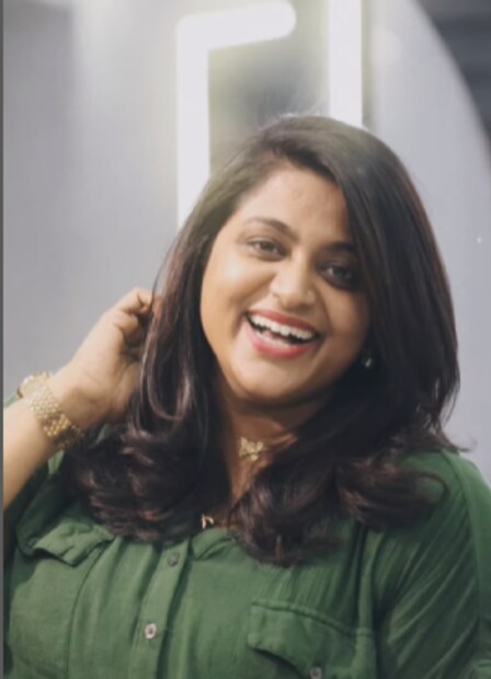  സോഷ്യൽമീഡിയയിൽ മെമ്മറീസിന്റെ അപ്ഡേഷൻ വരുമ്പോൾ എല്ലാം അമ്പാടിക്കൊപ്പം ഞാനും കണ്ണനും നിൽക്കുന്ന ഫോട്ടോസും വീഡിയോകളുമായിരുന്നു കൂടുതലും. എനിക്കുള്ളതുപോലെ തന്നെ പുള്ളിയെയും ബാധിക്കും. വിഷമം ഉണ്ടോയെന്ന് ചോദിച്ചാൽ മനുഷ്യരല്ലേ... വൈരാ​ഗ്യം മനസിൽ സൂക്ഷിക്കുന്നയാളല്ല അദ്ദേഹം. പുള്ളി നല്ല മനുഷ്യനാണ്. അതുപോലെ എനിക്കും വൈരാ​ഗ്യമോ ദേഷ്യമോ ഇല്ലെന്നും വീണ പറഞ്ഞു.
