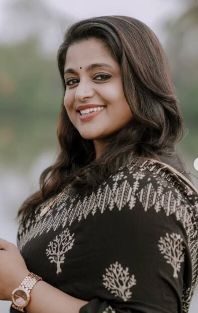  എടുത്ത് ചാട്ടം, ദേഷ്യം എല്ലാമുണ്ടായിരുന്നു മുമ്പ് എനിക്ക്. മുന്നും പിന്നും നോക്കാത്ത രീതിയായിരുന്നു. ഇപ്പോൾ അതെല്ലാം മാറി. എന്താണ് ചെയ്യുന്നത്, പ്രവർത്തിക്കുന്നത് എന്നതിൽ വ്യക്തമായ ധാരണയുണ്ട്. മുപ്പത് വയസായിട്ട് മാത്രമെ വിവാഹം കഴിക്കാവൂവെന്ന് ഇപ്പോൾ എനിക്ക് പരിചയമുള്ള പിള്ളേരോടെല്ലാം ഞാൻ പറയും. പക്വത വരാൻ ആ പ്രായമെങ്കിലും എത്തണമെന്നും നടി കൂട്ടിച്ചേർത്തു.