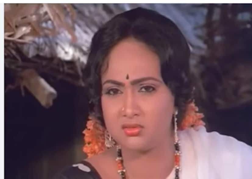  ശ്രീദേവി സർജറി ചെയ്ത സമയത്ത് അതൊരു ഫാഷനായിരുന്നു. എന്റെ അമ്മ ഹെയർ ഡ്രസ്സറായിരുന്നു. എന്റെ മകളും ശ്രീദേവിയെ പോലെയിരിക്കണമെന്ന് ആ​ഗ്രഹിച്ചോയെന്നറിയില്ല. മൂക്കിൽ സർജറിക്ക് വെച്ചത് ശ്രീദേവി ഇംപോർട്ട് ചെയ്യുകയായിരുന്നു. എന്നാൽ, ഇന്നത്തെ കാലഘട്ടത്തിൽ അതെല്ലാം ലഭിക്കും. എന്നാൽ, അക്കാലത്ത് അവ ലഭിക്കാത്തതിനാൽ എനിക്ക് എന്റെ റിബ് ബോൺ കട്ട് ചെയതാണ് വെച്ചത്. എന്നാൽ ഷെയ്പ്പ് നന്നായിരുന്നില്ല. തുടർന്ന, 15-20 ദിവസം കഴിഞ്ഞതോടെ അത് മാറ്റുകയും ചെയ്തെന്നാണ് അനുരാധ പറയുന്നത്.