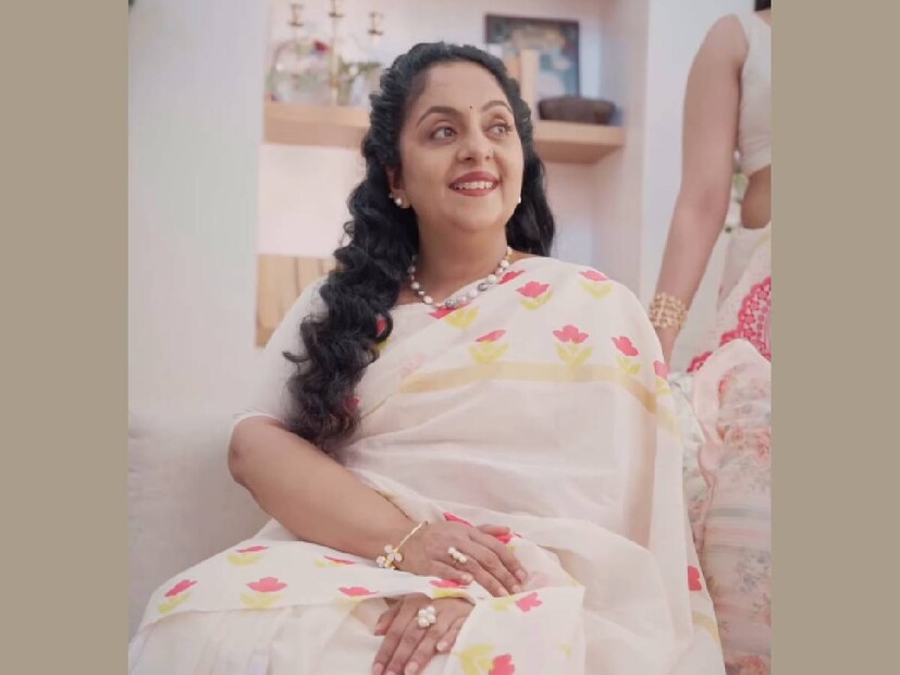 പറ്റിയാൽ ആഭരണങ്ങൾ ഒന്നും യാത്രാവേളയിൽ കൂടെ കൊണ്ടുപോകരുത് എന്നും സിന്ധു കൃഷ്ണ കൂട്ടിച്ചേർത്തു. ദിയ കൃഷ്ണ ഗർഭിണിയായിരുന്ന സമയം വരെയും യാത്രകൾ പോയിരുന്ന കുടുംബം പക്ഷേ അവരുടെ ഓമി ബേബി വന്നതില്പിന്നെ അമ്മൂമ്മയും അപ്പൂപ്പനും ആന്റിമാരും ഒക്കെയായി മാറിയതിന്റെ ത്രില്ലിലാണ്. ഇപ്പോൾ ഒരു ചെറിയ യാത്രയ്ക്കിടെയാണ് താൻ എന്ന് സിന്ധു കൃഷ്ണ വീഡിയോയുടെ ഇടയിൽ സൂചന നൽകിയിട്ടുണ്ട്. ഈ യാത്രയ്ക്കിടെ മകൾ ഹൻസികയെയാണോ അതോ കൊച്ചുമകൻ ഓമിയെയാണോ മിസ് ചെയ്യുന്നത് എന്ന ചോദ്യത്തിനും സിന്ധു കൃഷ്ണ മറുപടി നൽകി. ഓമിക്ക് അച്ഛനും അമ്മയും കൂടെയുണ്ട്, എന്നാൽ, ഹൻസികയുടെ അമ്മ ഇത്രയും ദൂരെയാണ് എന്ന വിഷമമുണ്ട് എന്ന് സിന്ധു കൃഷ്ണ