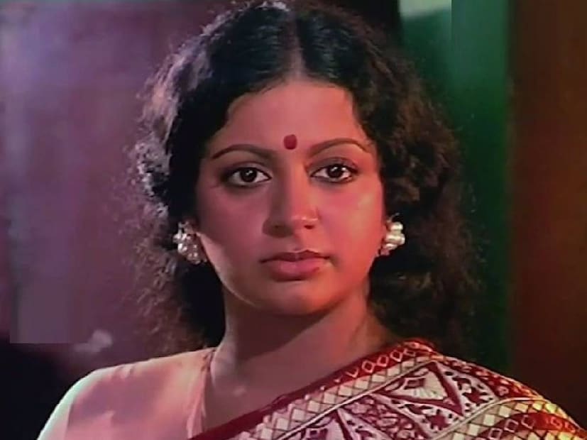 'ഞങ്ങളുടെ വിവാഹം നിശ്ചയിച്ചു. വീട്ടുകാർ അങ്ങോട്ടും ഇങ്ങോട്ടും വന്ന് സംസാരിച്ചു. ഒരു വർഷത്തിനകം കല്യാണം നടത്താമെന്നായിരുന്നു ധാരണ. ഞങ്ങൾ രണ്ടുപേർക്കും അന്ന് 22 വയസായിരുന്നു പ്രായം. ആ ഒരുവർഷത്തിനിടയിൽ ഞങ്ങൾ പലപല വിഷയങ്ങൾ അറിയുന്നു. അത്രയും മനസ്സിലാക്കിയിട്ടും, അതേ നടക്കുള്ളൂ, ഇത് നടക്കില്ല എന്നയാൾ മുഖത്തു നോക്കി പറഞ്ഞു. സ്നേഹിച്ചു പോയത് കൊണ്ട് എനിക്കയാളെ ഒന്നും ചെയ്യാൻ പറ്റില്ല. എന്നാൽ, ഒരു ഭാര്യയാവാൻ എനിക്കർഹതയില്ലേ എന്ന ചിന്തയായിരുന്നു ആ പ്രായത്തിൽ' എന്ന് ശ്രീവിദ്യ
