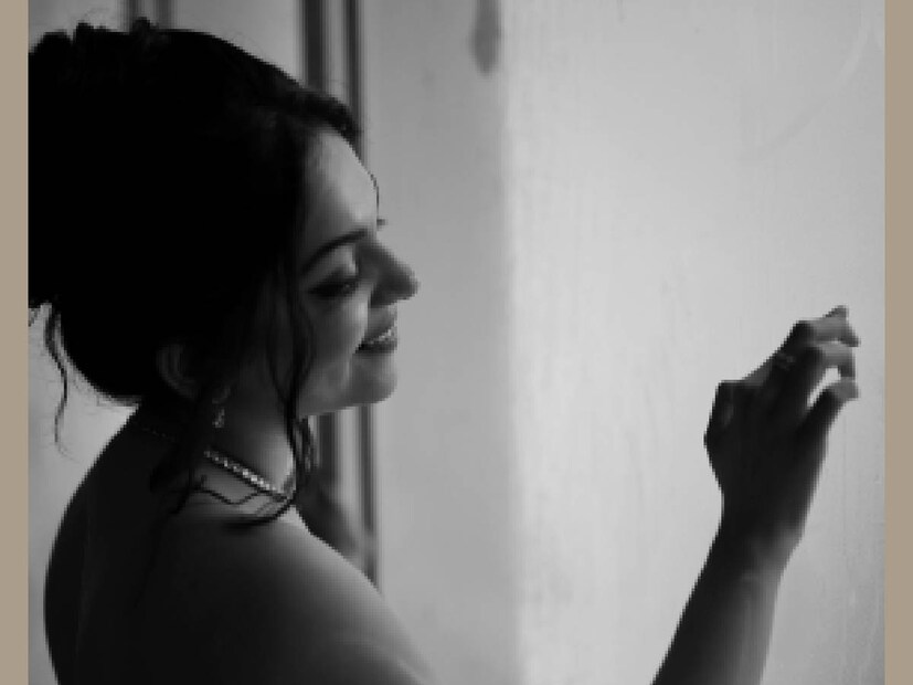 ദിയ തന്റെ പ്രണയത്തെക്കുറിച്ച് വാചാലയായിരുന്നെങ്കിൽ, അഹാന അക്കാര്യം ഇതുവരെയും പരസ്യമാക്കിയിട്ടില്ല. തനിക്ക് ഒരു ബെസ്റ്റി ഉണ്ടെന്നു പറഞ്ഞതല്ലാതെ, പ്രണയമുണ്ടെന്നോ വിവാഹം നടക്കുമെന്നോ അഹാന ഒരു സൂചന പോലും നൽകിയിട്ടില്ല. വിവാഹം ഏതുപ്രായത്തിൽ വേണമെന്നോ, വിവാഹം ഒഴിച്ചുകൂടാൻ കഴിയാത്തതെന്നോ തുടങ്ങിയ കാര്യങ്ങളിലും അഹാന നിർബന്ധബുദ്ധി പിടിച്ചിട്ടില്ല. പക്ഷെ വീട്ടിൽ നിലവിൽ മൂന്നു സമുദായങ്ങളിൽ നിന്നുള്ള അംഗങ്ങൾ ഉള്ളതിനാൽ, ഇനി മറ്റൊരു മതവിശ്വാസത്തിൽ നിന്നും ഒരാൾ ഇവിടേക്ക് വന്നേക്കുമോ എന്ന് കൃഷ്ണകുമാർ സൂചന നൽകുന്നു  