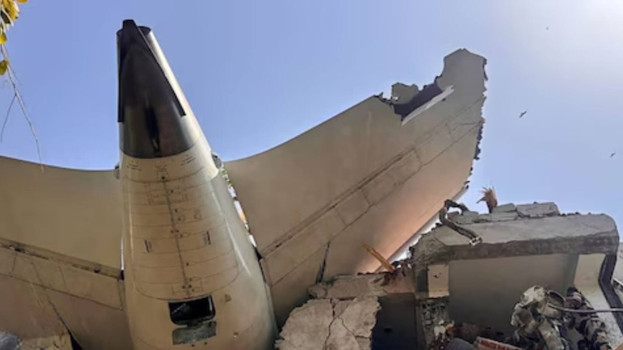 അഹമ്മദാബാദ് വിമാന അപകടം; എന്താണ് പൈലറ്റ് നല്‍കിയ മേയ്‌ഡേ കോള്‍? അതിന് ശേഷം സംഭവിക്കുന്നതെന്ത്?