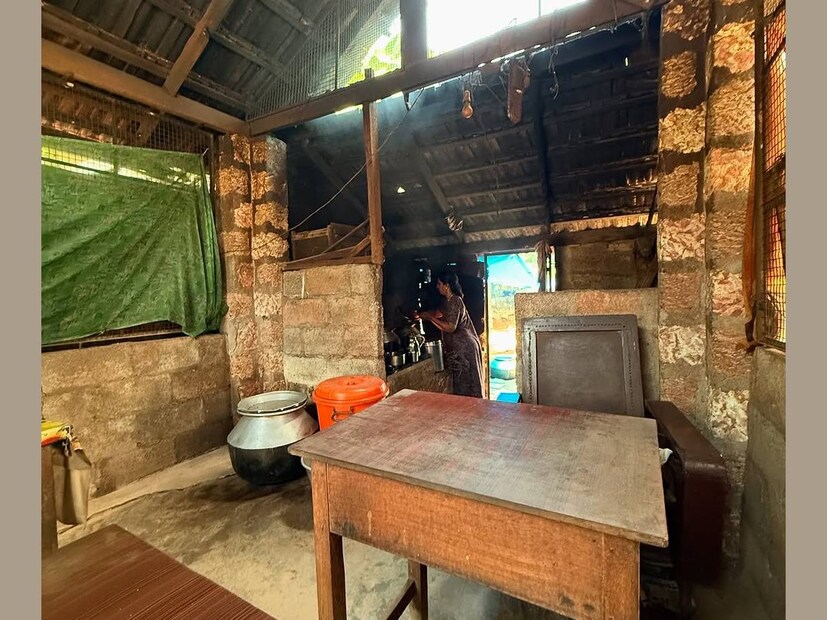 ഹോട്ടൽ അമ്മു എന്ന പേര് പുറത്തു തൂക്കിയ ബോർഡിൽ കാണാം. അകത്തെ കാഴ്ച ഇങ്ങനെ. വലിയ ജാഡയൊന്നുമില്ലാത്ത തടി മേശകളിലാണ് ഭക്ഷണം വിളമ്പുക. വലിയ ഒരു അലുമിനിയം കലവും പ്ലാസ്റ്റിക് ബക്കറ്റുമാണ് വാട്ടർ ടാങ്കിന്റെ സ്ഥാനത്ത്. ഒരിദിവസം മുഴുവൻ അധ്വാനിച്ചതിന്റെ വിയർപ്പുമായി ഈ കടയുടെ നടത്തിപ്പുകാരി ഭക്ഷണം തയാറാക്കുന്ന തിരക്കിലാണ്. അപ്പോഴാണ് വെള്ളിത്തിരയിൽ നിറഞ്ഞ ഒരു താരത്തിന് ആ വഴി വരാൻ തോന്നിയത്. അവർക്കും ഭക്ഷണം റെഡി