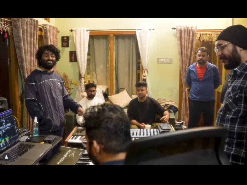 ബ്രാൻഡുകളുടെ മുഖമായി മാറുകവഴി കൂടി അർജിത്ത് സിംഗ് നല്ലൊരു സമ്പാദ്യം നേടിയെടുത്തിട്ടുണ്ട്. തന്റെ നാട്ടിൽ ഇദ്ദേഹം ഒരു ഹോട്ടൽ നടത്തിവരികയാണ്. 'ഹേഷെൽ' എന്ന് പേരുള്ള ഈ റെസ്റ്റോറന്റിൽ ഭക്ഷണത്തിന് കേവലം 40 രൂപ മാത്രമാണ് ഈടാക്കുന്നത് എന്നാണ് വിവരം 