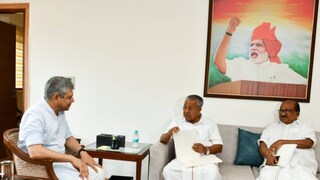 മുഖ്യമന്ത്രി പിണറായി വിജയൻ കേന്ദ്ര റെയിൽ മന്ത്രി അശ്വിനി വൈഷ്ണവുമായി ഡൽഹിയിൽ കൂടിക്കാഴ്ച നടത്തിയപ്പോൾ 