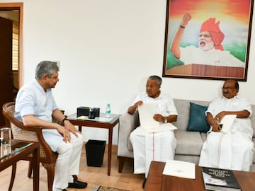 മുഖ്യമന്ത്രി പിണറായി വിജയൻ കേന്ദ്ര റെയിൽ മന്ത്രി അശ്വിനി വൈഷ്ണവുമായി ഡൽഹിയിൽ കൂടിക്കാഴ്ച നടത്തിയപ്പോൾ 