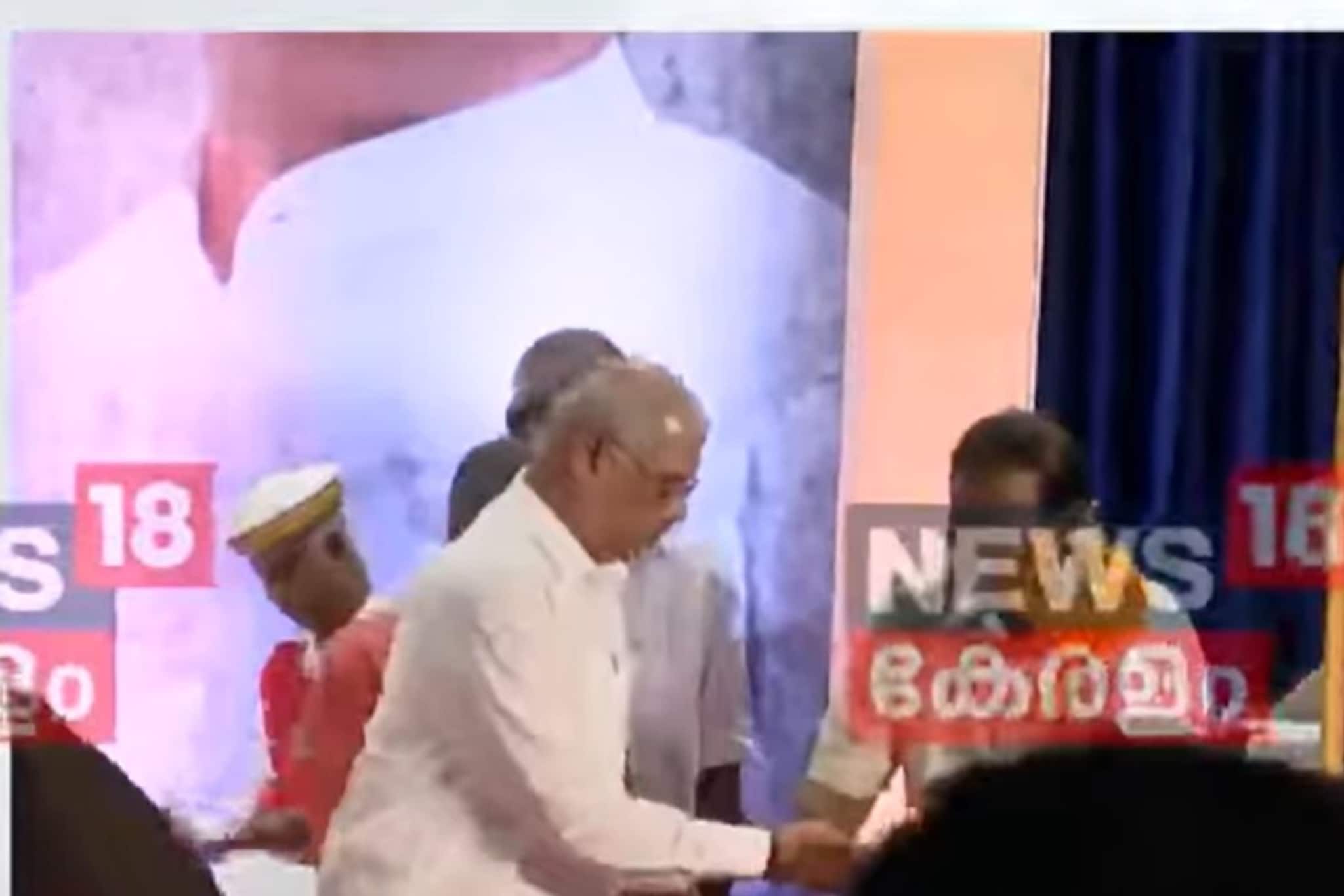 സെനറ്റ് ഹാളിൽ ഗവർണർ വന്നു; കാവിക്കൊടിയേന്തിയ ഭാരതാംബയുടെ ചിത്രത്തിന് മുമ്പിൽ നിലവിളക്ക് കൊളുത്തി