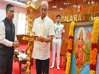 ഭാരതാംബയുടെ ചിത്രത്തിനു മുന്നിൽ നിന്ന് നിലവിളക്കു കൊളുത്തുന്ന ഗവർണർ രാജേന്ദ്ര അർലേക്കർ