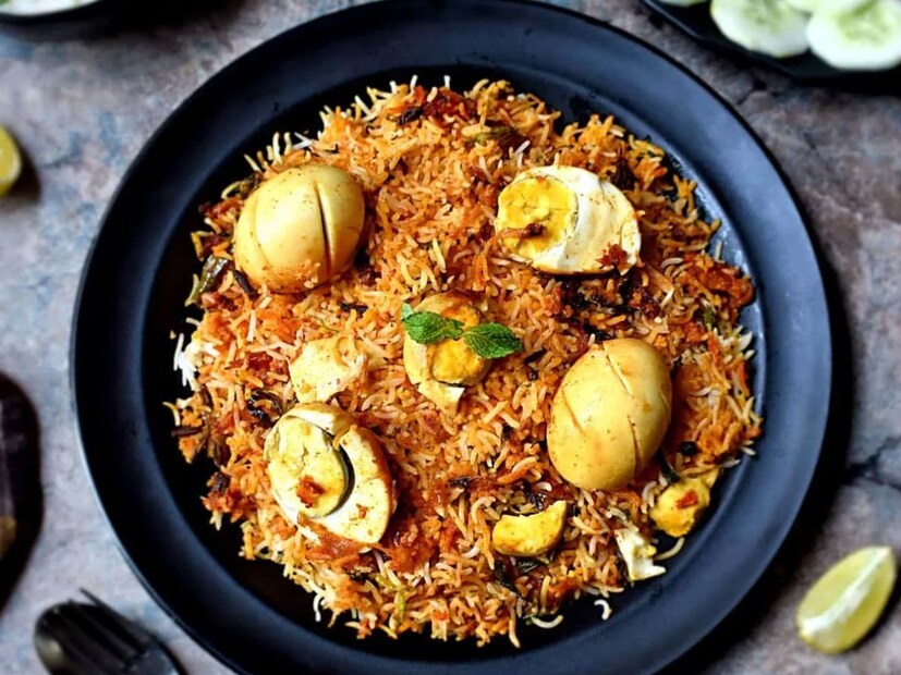  ഇവ നന്നായി മൂത്ത് വെരുമ്പോൾ അതിലേക്ക് മഞ്ഞൾ പൊടി, മുളകു പൊടി, ​ഗരം മസാല, ഉപ്പ് എന്നിവ ചേർത്ത് അൽപ്പ നേരം വേവിക്കുക.