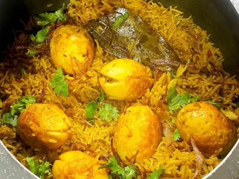  അരി കഴുകുക‌. ശേഷം ഒരു കപ്പ് അരിക്ക് ഒന്നര കപ്പ് വെള്ളം എന്ന രീതിയിൽ വേവിക്കാനായി വെക്കുക. ഒരു പാത്രത്തിൽ മുട്ട പുഴുങ്ങാനായി വെക്കുക.