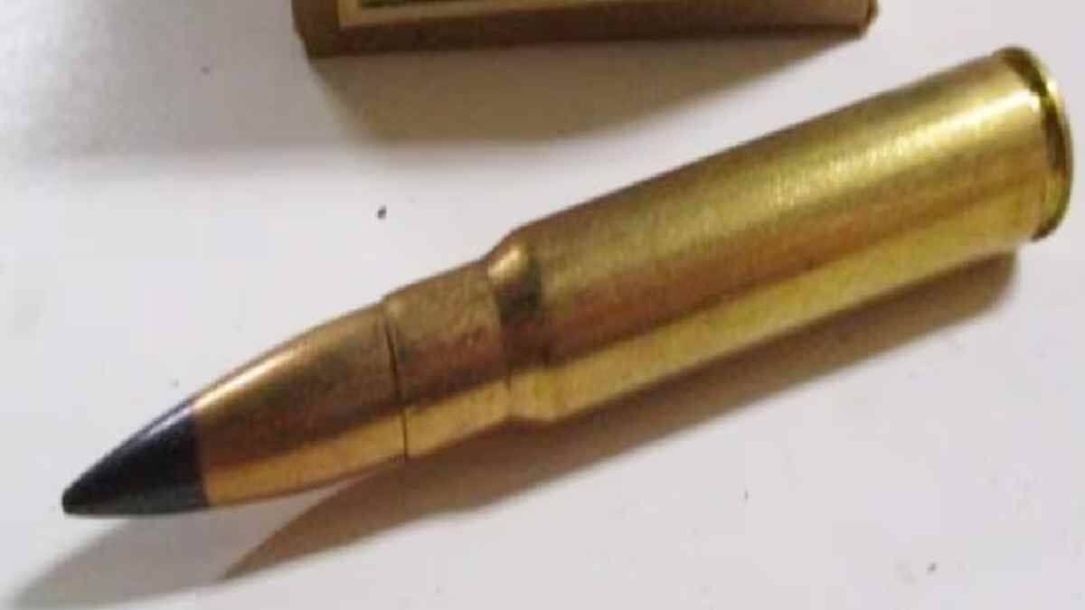 ദുബായിലേക്ക് പോകാനെത്തിയ മലയാളി യാത്രക്കാരന്റെ ഷൂസിനടിയിൽ വെടിയുണ്ട ...