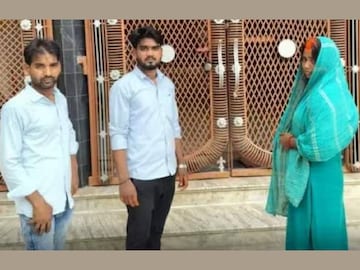 ഭാര്യയുടെയും കാമുകന്റെയും വിവാഹം നടത്തിക്കൊടുക്കുന്ന യുവാവ്