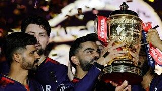 ഐപിഎൽ കന്നിക്കിരീടവുമായി കോഹ്ലി  (BCCI Photo)