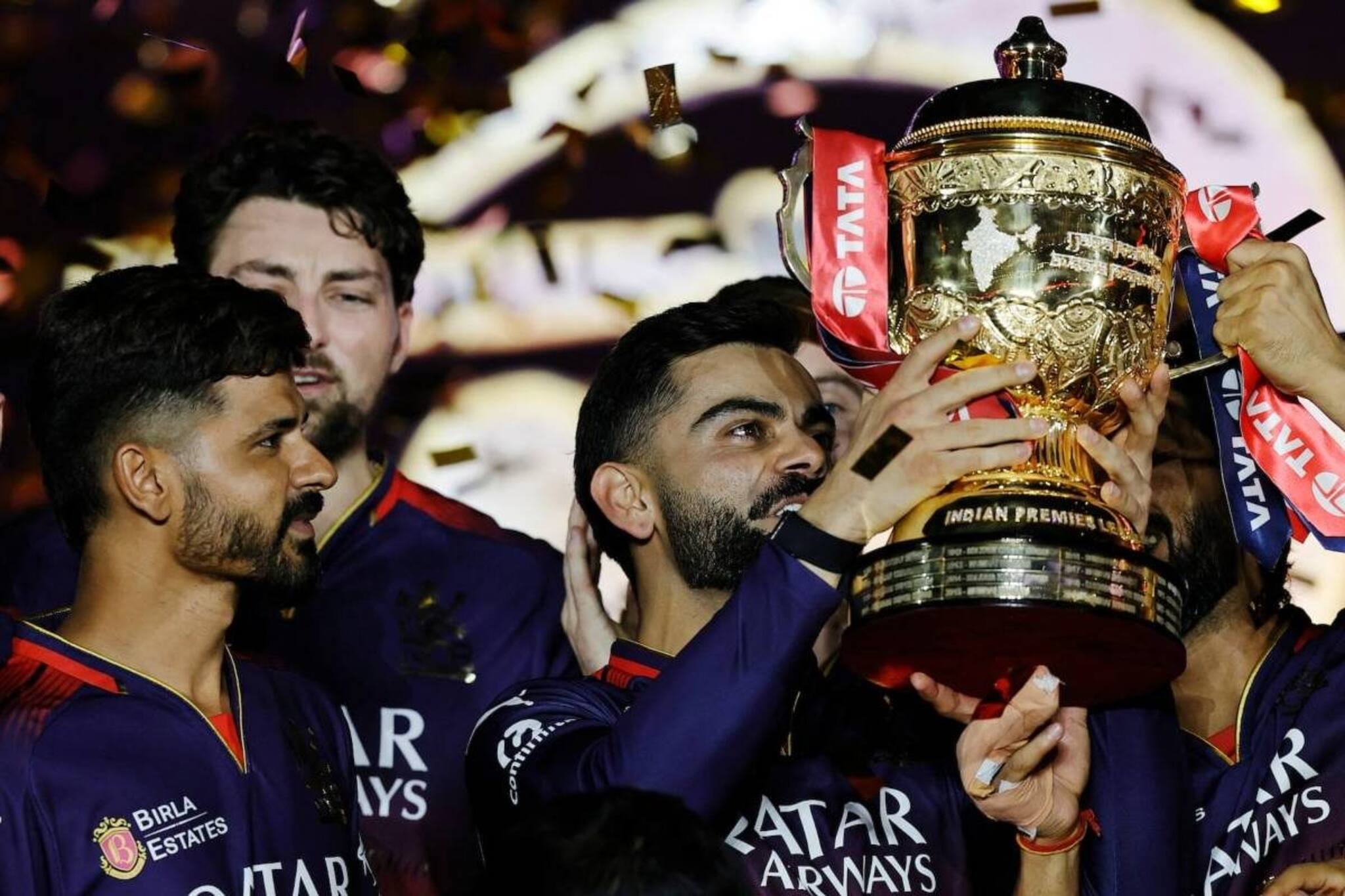 'ഈ സാലാ കപ്പ് നമ്ദേ...'; 18 വർഷത്തെ കാത്തിരിപ്പിനൊടുവിൽ ആർസിബിക്ക് ഐപിഎൽ കിരീടം; കപ്പിൽ മുത്തമിട്ട് കിംഗ് കോഹ്ലി