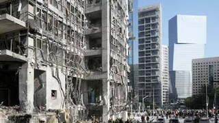 ഇസ്രായേലിലെ റാമത് ഗാനിൽ ഇറാനിയൻ മിസൈൽ ആക്രമണത്തിൽ തകർന്ന സ്ഥലം രക്ഷാപ്രവർത്തകരും സൈനികരും പരിശോധിക്കുന്നു (AP photo)