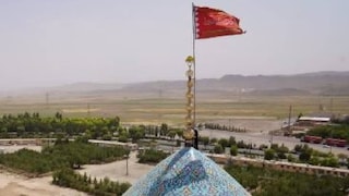 ഇറാനിലെ ജാംകരൻ മുസ്ലീം പള്ളിയിൽ ഉയർന്ന ചുവന്ന പതാക 
