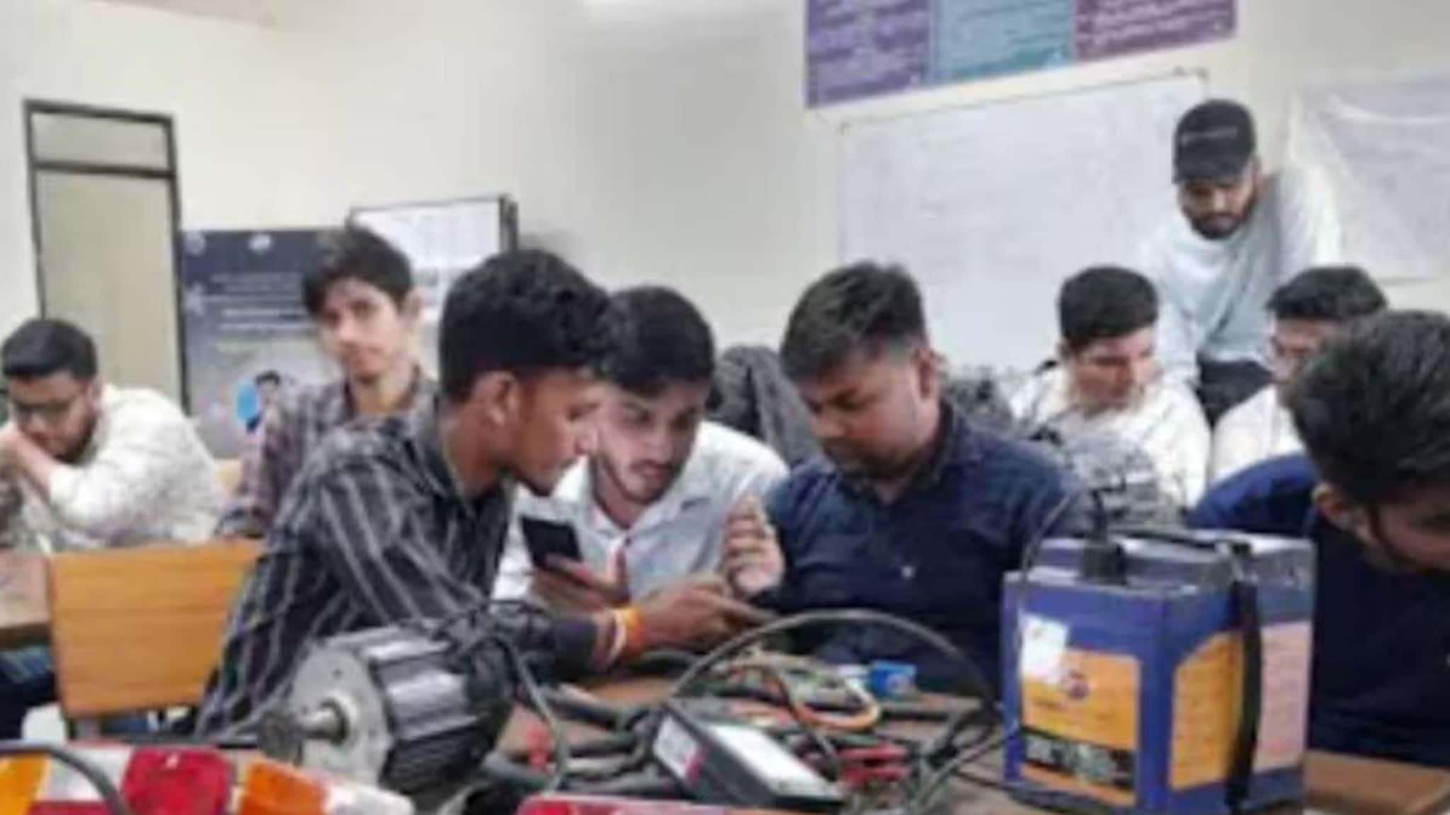 ഉടൻ ജോലി നേടുകയാണോ ലക്ഷ്യം? ഏറെ ജോലി സാധ്യതകളുള്ള ITI അഡ്മിഷന് അപേക്ഷിക്കാം