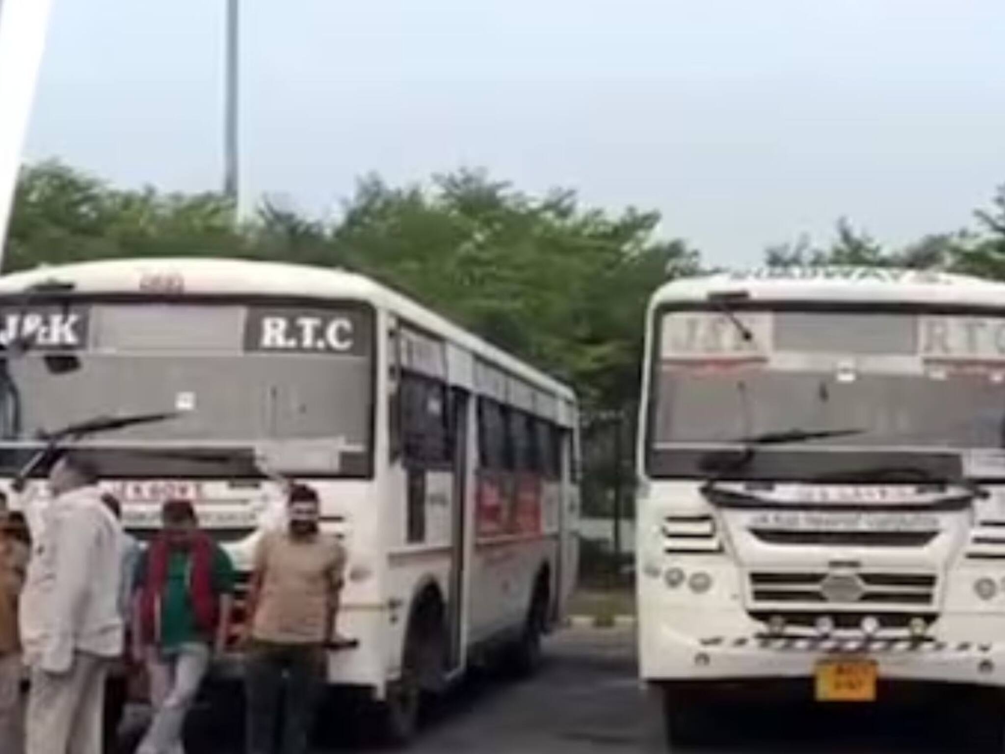 ഇറാനില്‍ നിന്നും കൊണ്ടുവന്നപ്പോൾ യാത്രാ സൗകര്യം മോശമെന്ന് കശ്മീരി വിദ്യാർത്ഥികൾ; ഡീലക്സ് ബസ് നൽകാൻ മുഖ്യമന്ത്രി ഉത്തരവ്