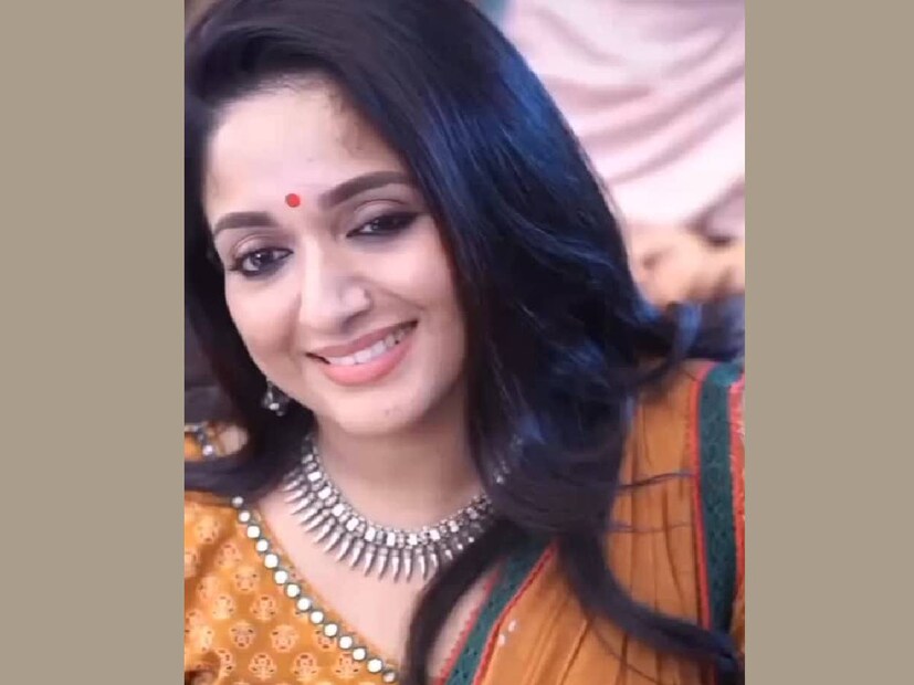 കാവ്യയുടെ ഒപ്പമുണ്ടെങ്കിലും, പൊതുവേ മിതഭാഷിയായ മാധവനെക്കാൾ അമ്മ ശ്യാമളയെയാണ് മകളുടെ കൂടെ പലപ്പോഴും കണ്ടിട്ടുണ്ടാവുക. അപൂർവം ചില അഭിമുഖങ്ങളിൽ മാത്രം പിതാവ് മാധവൻ കാവ്യക്കൊപ്പം പങ്കെടുത്തിട്ടുണ്ട്. അപ്പോഴും അധികമായി ഒന്നും സംസാരിക്കാത്ത പ്രകൃതക്കാരനായാണ് അദ്ദേഹത്തെ പുറംലോകം കണ്ടിരിക്കുക. തന്റെ കുടുംബം വളരെ കർക്കശമായാണ് മകളെ വളർത്തിയത് എന്ന് കാവ്യ ഒരിക്കൽ പറഞ്ഞിട്ടുണ്ട്. അവിടെയും അമ്മ ശ്യാമള തന്നെയാണ് തീരുമാനങ്ങളുടെ ചുക്കാൻ പിടിച്ചതും (തുടർന്ന് വായിക്കുക)