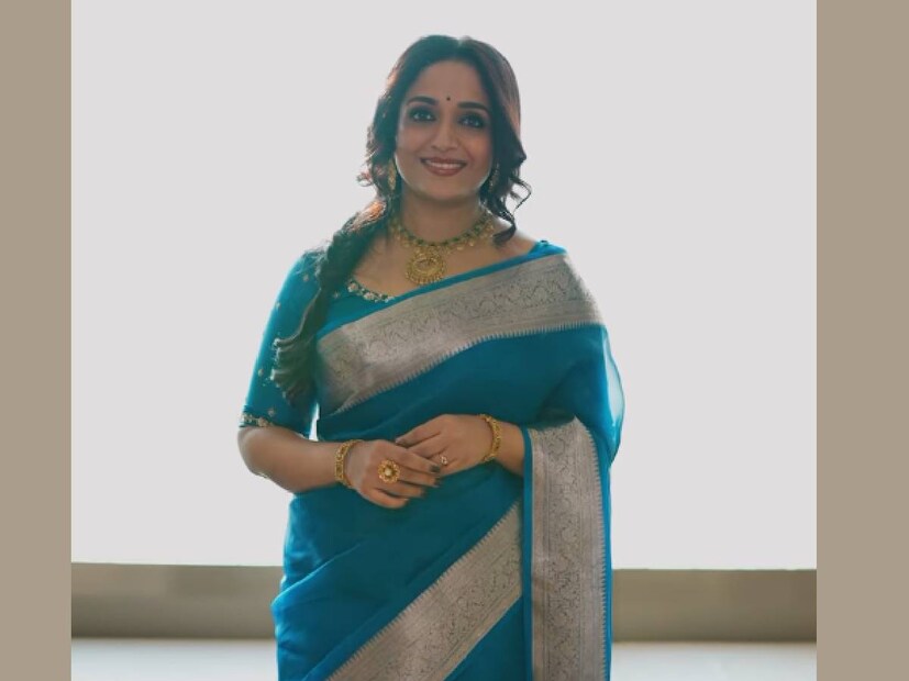 ദിലീപ് ഒഴികേ, കുടുംബത്തിലെ പെൺതരികൾ മൂന്നുപേരും കാവ്യാ മാധവന്റെ ലക്ഷ്യയുടെ മോഡലുമാർ ആയിട്ടുണ്ട്. ദിലീപ് കുടുംബം പരിപാടികൾക്കോ ചടങ്ങുകൾക്കോ കുടുംബസമേതം പോകുമ്പോൾ ലക്ഷ്യ ഡിസൈൻ ചെയ്ത വസ്ത്രങ്ങളാകും പലപ്പോഴും അവർ ധരിക്കുക. ഈ ചിത്രങ്ങൾ സോഷ്യൽ മീഡിയയിൽ വൈറലാവുകയും, പിന്നാലെ അതേപ്പറ്റിയുള്ള ചർച്ചകൾ പൊടിപൊടിക്കുകയും ചെയ്യാറുണ്ട്. കാവ്യാ മാധവൻ സിനിമയിലേക്ക് മടങ്ങണം എന്നാഗ്രഹിക്കുന്നവർ ഉണ്ടെങ്കിലും, അതേക്കുറിച്ച് കാവ്യ ഇതുവരെയും സൂചന നൽകിയിട്ടില്ല 