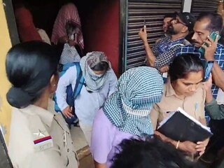 നാലു സ്ത്രീകളും രണ്ട് യുവാക്കളും നടത്തിപ്പുകാരുമാണ് അറസ്റ്റിലായത്
