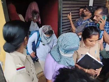 നാലു സ്ത്രീകളും രണ്ട് യുവാക്കളും നടത്തിപ്പുകാരുമാണ് അറസ്റ്റിലായത്