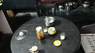 മോഷ്ചാക്കൾ ഭക്ഷണം കഴിച്ച തീൻ‌മേശ