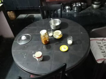 മോഷ്ചാക്കൾ ഭക്ഷണം കഴിച്ച തീൻ‌മേശ