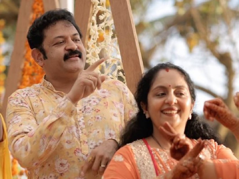 നന്നേ ചെറുപ്പത്തിൽ വിവാഹിതരായവരാണ് കൃഷ്ണകുമാറും സിന്ധുവും. അധികം വൈകാതെ തന്നെ അമ്മു എന്ന് വിളിക്കുന്ന മൂത്തമകൾ അഹാന കൃഷ്ണ പിറന്നു. അന്ന് സിന്ധുവിന്റെ അച്ഛനും അമ്മയും ചെറുപ്പമായിരുന്നു. വിദേശത്തു വളർന്ന സിന്ധുവും നാട്ടിൽ വളർന്ന കൃഷ്ണകുമാറും പരിചയപ്പെടാനും ഇഷ്‌ടത്തിലാവാനും വിവാഹം ചെയ്യാനുമായിരുന്നു നിയോഗം. എന്നാൽ, കൃഷ്ണകുമാറിന്റെ അച്ഛനമ്മമാർ നേരെ തിരിച്ചായിരുന്നു. അവർ ഏറെ പ്രായം ചെന്നശേഷം പിറന്ന മകനാണ് കൃഷ്ണകുമാർ. അതിനാൽ, സിന്ധു ഒരു കൊച്ചുകുട്ടിയെന്ന പോലെയായിരുന്നു കൃഷ്ണകുമാറിന്റെ അച്ഛനമ്മമാർക്ക്