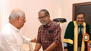 ചടങ്ങിനെത്തിയ മന്ത്രിയുമായി ഗവർണര്‍ സൗഹൃദസംഭാഷണം നടത്തുന്നു