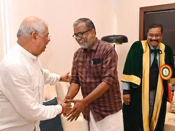 ചടങ്ങിനെത്തിയ മന്ത്രിയുമായി ഗവർണര്‍ സൗഹൃദസംഭാഷണം നടത്തുന്നു
