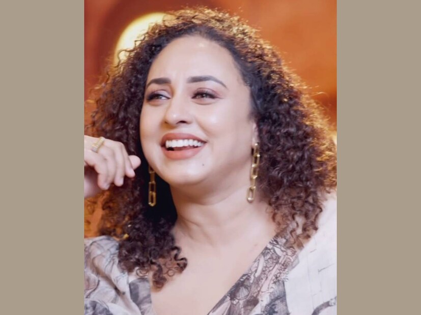 പിടിച്ചപിടിയാലേ ഷോപ്പിംഗിനിറങ്ങിയ പേളിക്ക് ഒടുവിൽ എല്ലാം ചേർത്ത് 40,000 രൂപയുടെ ബിൽ വന്നുചേർന്നു. ഇനി ഇതെങ്ങനെ ശ്രീനിഷിനെ പറഞ്ഞു മനസിലാക്കും എന്നുകൂടി പേളി ചോദിക്കുന്നുണ്ട്. പേളി വാങ്ങിയ മെറ്റീരിയലുകൾ എല്ലാം ഒരുപോലെയെന്നാണ് ശ്രീനിഷിന്റെ അഭിപ്രായം 