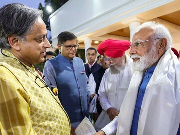 പ്രതിനിധി സംഘത്തിലെ അംഗങ്ങൾ പ്രധാനമന്ത്രിയുമായി അനുഭവങ്ങള്‍ പങ്കുവച്ചു (PTI image)