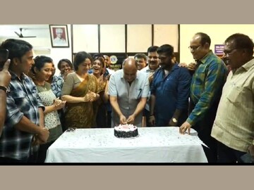 സെറ്റിൽ കേക്ക് മുറിക്കുന്ന സിദ്ധിഖ്