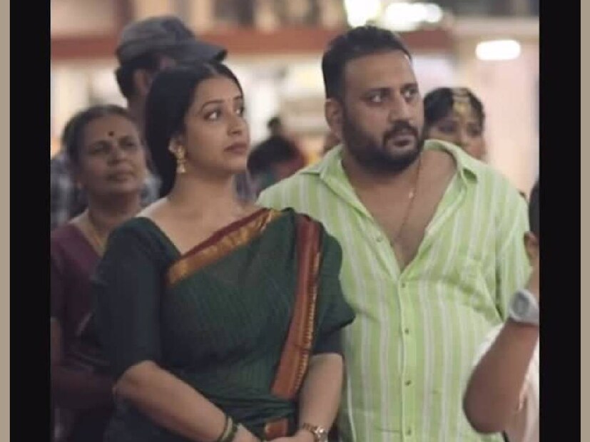 വിവാഹത്തിന് മുൻപേ ഇൻഫ്ലുൻസർമാർ എന്ന നിലയിൽ സൗഭാഗ്യയും അമ്മയും അർജുനും പ്രേക്ഷകർക്ക് പരിചിതരായിരുന്നു. നർത്തകി എന്നതിലുപരി, വർഷങ്ങളായി മലയാള സിനിമാ, സീരിയൽ മേഖലകളിലെ നടിയാണ് താരാ കല്യാൺ. മകളും മരുമകനും നൃത്തമേഖലയിൽ നിന്നുള്ളവർ. സൗഭാഗ്യ മരുമകളായി ചെല്ലുമ്പോൾ, അർജുനിന്റെ വീട്ടിൽ ഇരുകയ്യും നീട്ടി സ്വീകരിക്കാൻ നിറയെപ്പേരുണ്ടായിരുന്നു. അർജുന്റെ അച്ഛനമ്മമാർ, ജ്യേഷ്‌ഠൻ, ചേട്ടത്തിയമ്മ, പിന്നെ അവരുടെ രണ്ടുമക്കളും. ഇവിടേയ്ക്ക് ഒരു കുഞ്ഞെന്നപോലെ സൗഭാഗ്യയെ അവർ സ്വീകരിച്ചു (തുടർന്ന് വായിക്കുക)