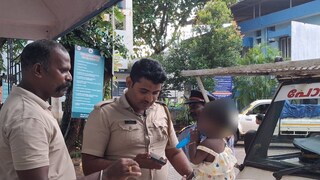 പൊലീസുകാർ കുഞ്ഞിനൊപ്പം