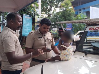 പൊലീസുകാർ കുഞ്ഞിനൊപ്പം