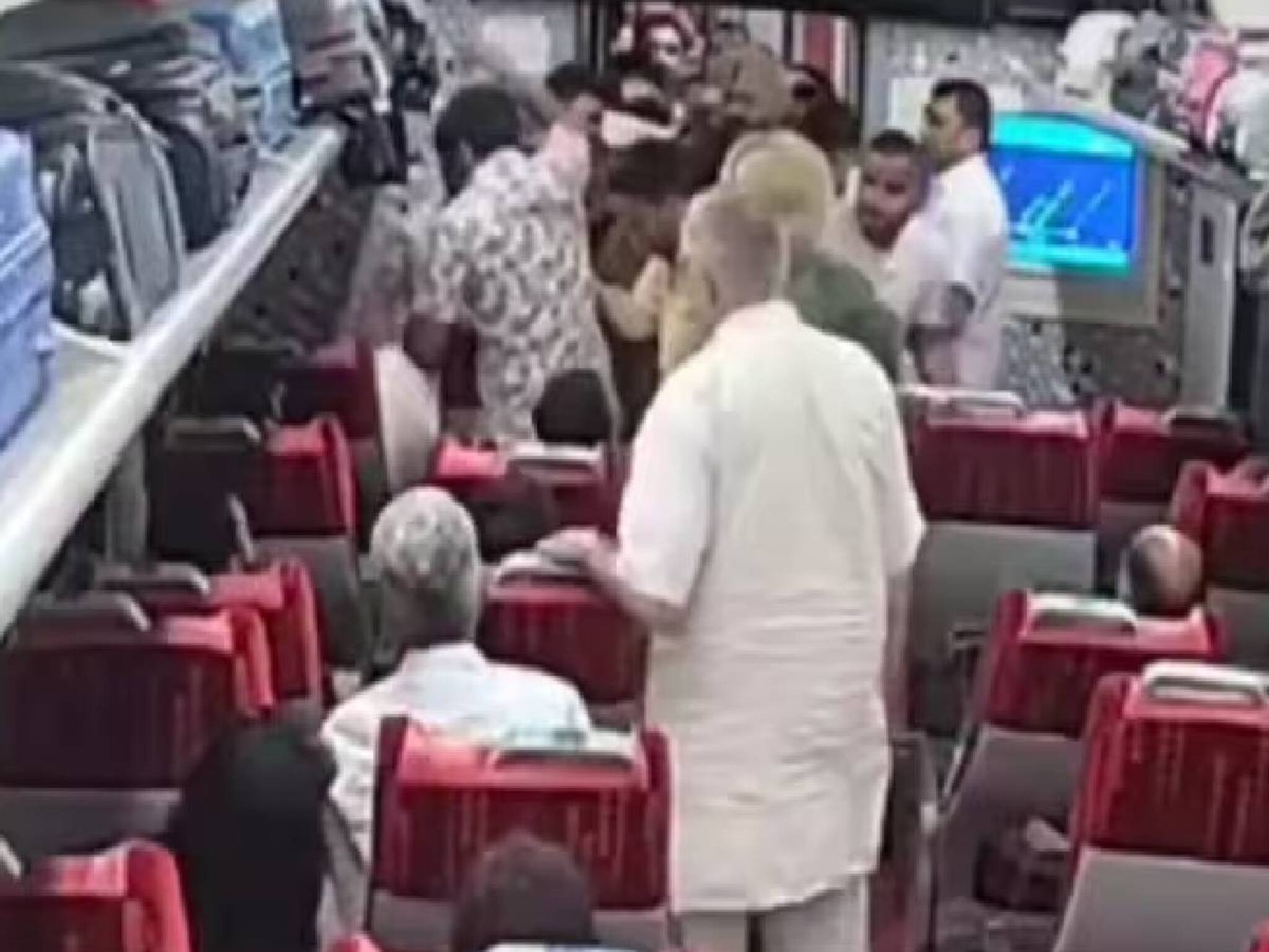 വന്ദേഭാരത് ട്രെയിനില്‍ ബിജെപി എംഎല്‍എയുമായി സീറ്റ് മാറാന്‍ വിസമ്മതിച്ച യാത്രക്കാരന് മര്‍ദനം; വൈറല്‍ വീഡിയോ