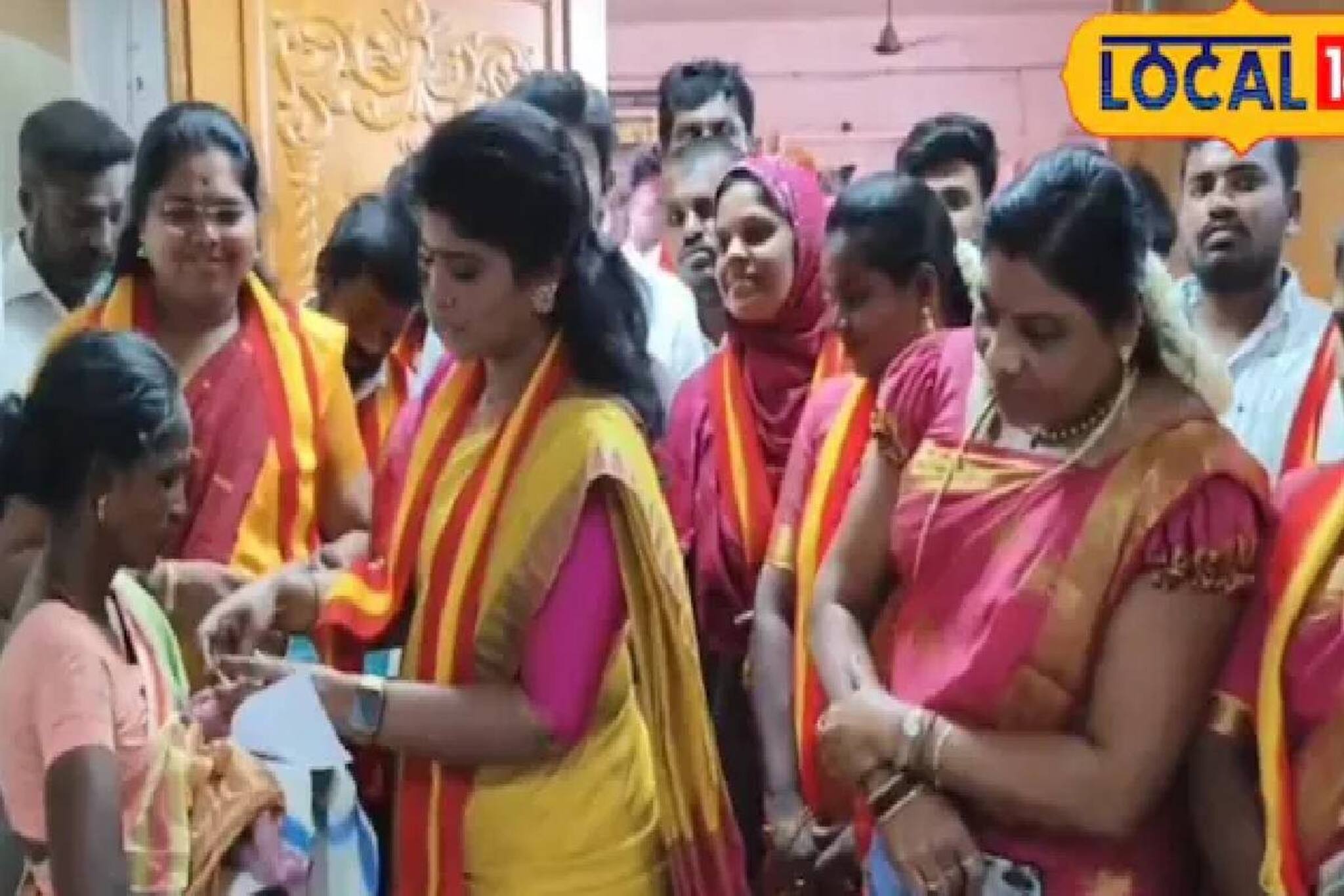 വിജയ്‌യുടെ പിറന്നാളിന് ജനിച്ച നവജാത ശിശുക്കൾക്ക് സ്വർണമോതിരം; തൂത്തുക്കുടിയിൽ  ആഘോഷമാക്കി അണികൾ