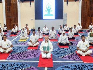 ഷേർ-ഇ-കാശ്മീർ ഇന്റർനാഷണൽ കോൺഫറൻസ് സെന്ററിൽ നടന്ന അന്താരാഷ്ട്ര യോഗ ദിനാചരണത്തിന് പ്രധാനമന്ത്രി നരേന്ദ്ര മോദി നേതൃത്വം നൽകി
