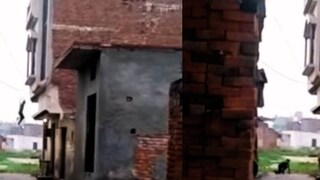 ബാൽക്കണി വഴി അർധനഗ്നനായി ചാടി രക്ഷപ്പടുന്ന യുവാവ് (Instagram/@ak1532423)