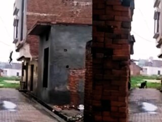 ബാൽക്കണി വഴി അർധനഗ്നനായി ചാടി രക്ഷപ്പടുന്ന യുവാവ് (Instagram/@ak1532423)