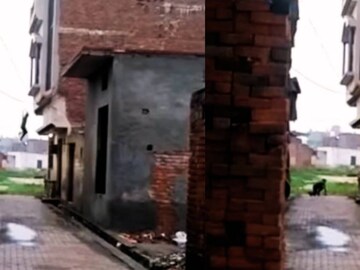 ബാൽക്കണി വഴി അർധനഗ്നനായി ചാടി രക്ഷപ്പടുന്ന യുവാവ് (Instagram/@ak1532423)