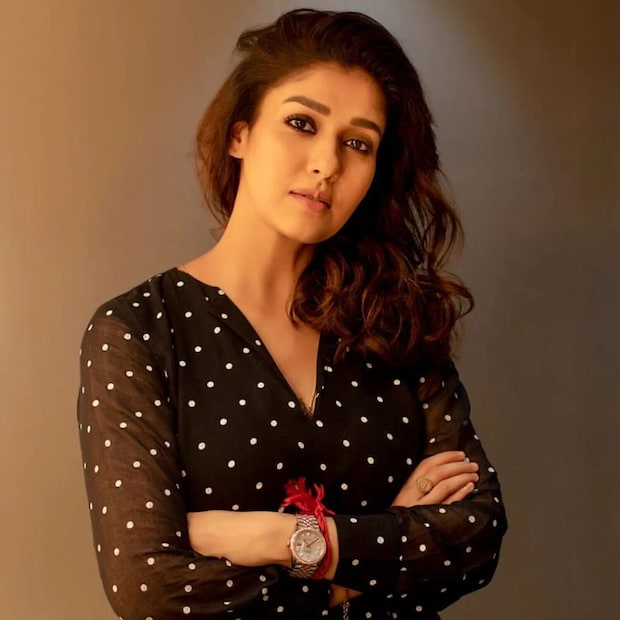  'ലേഡി സൂപ്പർസ്റ്റാർ' എന്ന് വിളിക്കപ്പെട്ടിരുന്ന നയൻതാരയാണ് കോടികൾ സമ്പാദിക്കുന്നത്. ടാറ്റ സ്കൈയുടെ ഒരു പരസ്യത്തിൽ പ്രവർത്തിക്കാൻ നയൻതാര കരാറിൽ ഒപ്പുവച്ചു. തമിഴ്, മലയാളം, തെലുങ്ക്, കന്നഡ എന്നിവയുൾപ്പെടെ 4 ഭാഷകളിലാണ് ഈ പരസ്യം ചിത്രീകരിച്ചത്. ഏകദേശം 2 ദിവസത്തേക്ക് ഷൂട്ടിംഗ് നടന്നു. ഈ പരസ്യത്തിന് നയൻതാരയ്ക്ക് എത്ര പ്രതിഫലം ലഭിച്ചുവെന്ന് നിങ്ങൾക്കറിയാമോ? 50 സെക്കൻഡ് ദൈർഘ്യമുള്ള പരസ്യത്തിന് നയൻതാരയ്ക്ക് ആകെ 5 കോടി രൂപ ലഭിച്ചു. അതായത്, സെക്കൻഡിൽ 10 ലക്ഷം രൂപ പ്രതിഫലം ലഭിച്ചു.
