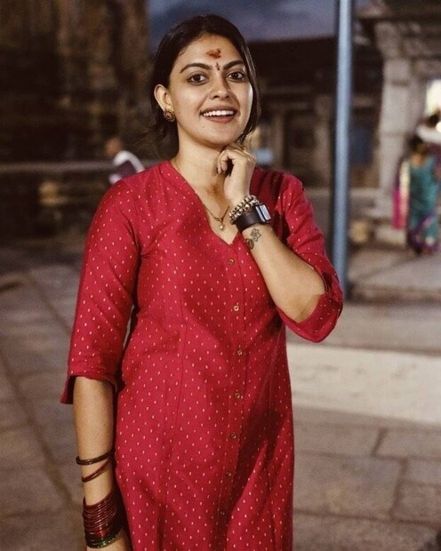 അനുശ്രീയെ കുറിച്ച് പറഞ്ഞാൽ, തനി കമുകിൻചേരിക്കാരിയാണ് അവർ. സിനിമയുടെ വെള്ളിവെളിച്ചത്തിലും അനുശ്രീക്ക് തന്റെ സ്വത്വബോധം അത്രയേറെയുണ്ട്. നാട്ടിൽ ഒരു പരിപാടിയുണ്ടായാൽ അനുശ്രീ നേരെ അങ്ങോട്ട് തിരിക്കും. ഫഹദ് ഫാസിലിന്റെ ഡയമണ്ട് നെക്‌ളേസ്‌ എന്ന സിനിമയിലൂടെയാണ് അനുശ്രീ മലയാള സിനിമയിൽ അരങ്ങേറ്റം കുറിച്ചത്. റിയാലിറ്റി ഷോയിൽ നിന്നുള്ള സംവിധായകൻ ലാൽ ജോസിന്റെ കണ്ടെത്തലാണ് തനി നാട്ടിൻപുറത്തുകാരിയായ അനുശ്രീ. കല്യാണം എന്നാണ് എന്ന കാര്യത്തിൽ അനുശ്രീ ഇതുവരെയും വ്യക്തമായ ഒരു മറുപടി നൽകിയിട്ടില്ല (തുടർന്ന് വായിക്കുക)